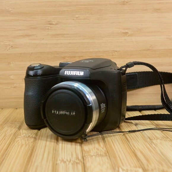 Fujifilm Finepix S700 7.1MP Digital Camera with 10x Optical Zoom - Picture 7 of 7